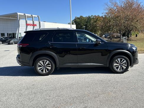 Used 2025 Nissan Pathfinder SL image 4