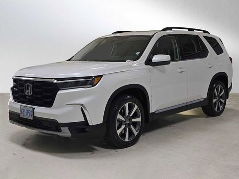 Used 2025 Honda Pilot Touring image 7