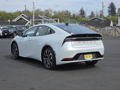 New 2027 Toyota Prius Plug-In Hybrid FWD image 4