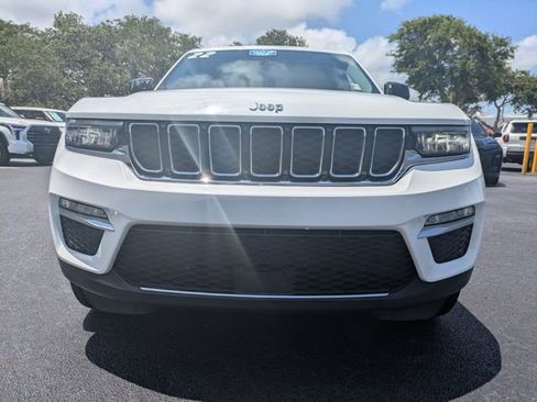 Used 2022 Jeep Grand Cherokee Limited w/ Trailer Tow Prep Group (B) AWD/4WD image 9
