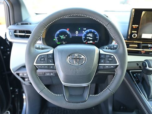 Used 2025 Toyota Sienna XSE image 21