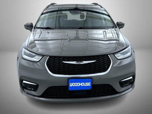 Certified 2022 Chrysler Pacifica Touring-L FWD image 2