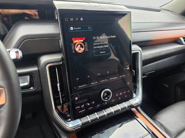 Used 2025 GMC Yukon XL Denali AWD/4WD image 28