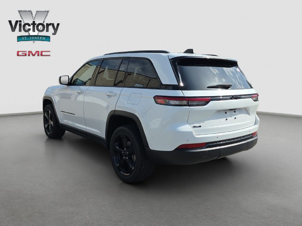 Used 2024 Jeep Grand Cherokee Altitude AWD/4WD image 15