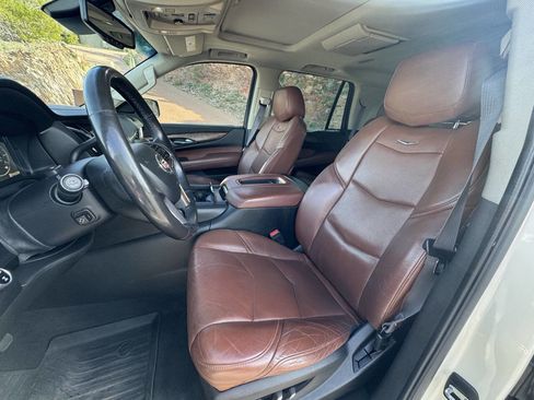 Used 2015 Cadillac Escalade Luxury image 17