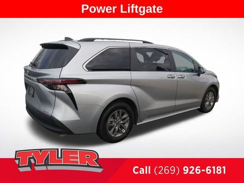 Used 2024 Toyota Sienna XLE image 8