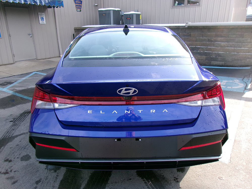 Used 2025 Hyundai Elantra SEL FWD image 5