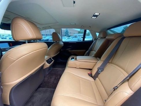 Used 2019 Lexus LS 500 w/ Accessory Package (Z2) RWD image 9
