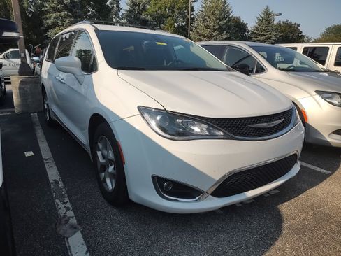 Used 2017 Chrysler Pacifica Touring-L Plus w/ Tire & Wheel Group FWD image 1