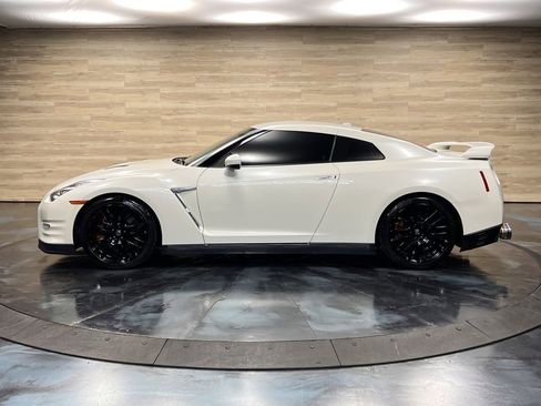 Used 2016 Nissan GT-R Premium image 20