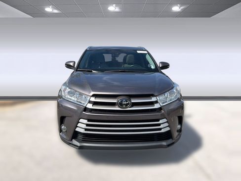 Used 2019 Toyota Highlander XLE FWD image 6