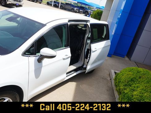 Used 2023 Chrysler Pacifica Touring-L FWD image 10