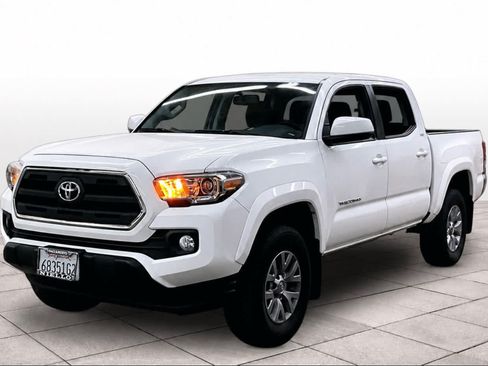 Used 2017 Toyota Tacoma SR5 w/ Tow Package RWD image 1