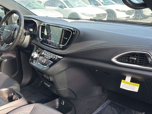 Used 2025 Chrysler Pacifica Select FWD image 31
