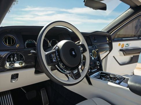 Used 2024 Rolls-Royce Cullinan Black Badge image 14