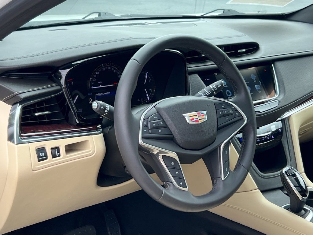 Used 2017 Cadillac XT5 Premium Luxury w/ Driver Assist Package FWD image 5