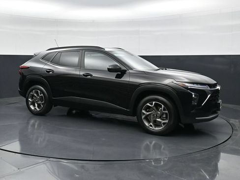 Used 2025 Chevrolet Trax LT w/ LT Convenience Package FWD image 3