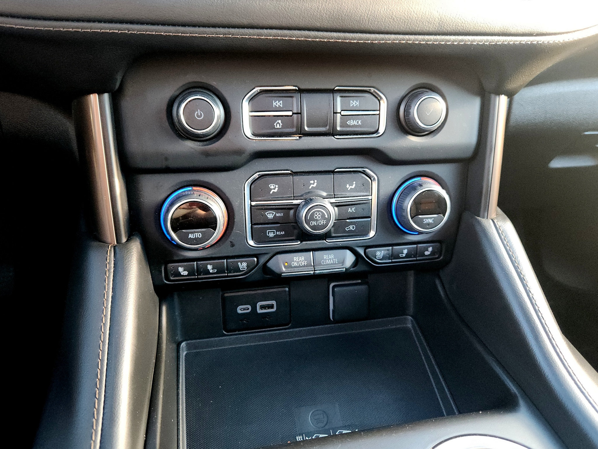 Used 2024 Chevrolet Suburban High Country AWD/4WD image 34