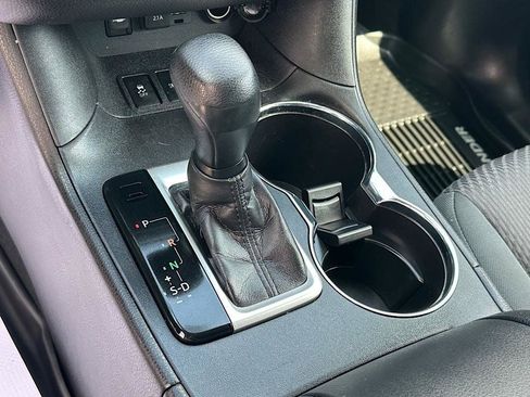 Used 2019 Toyota Highlander LE AWD/4WD image 24