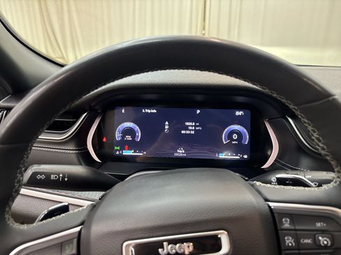 Used 2023 Jeep Grand Cherokee Altitude AWD/4WD image 19