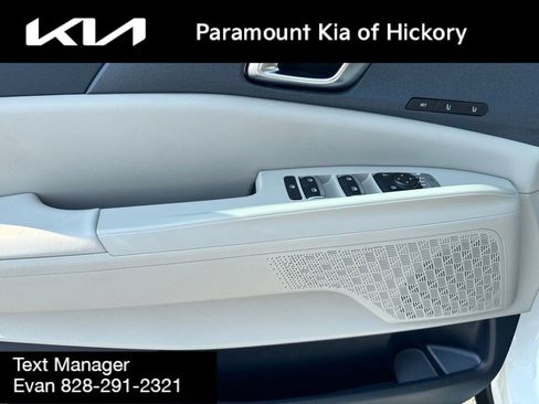 Used 2025 Kia Carnival EX FWD image 23