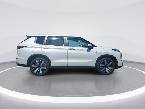 Used 2025 Mitsubishi Outlander SE FWD image 9