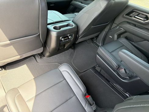 Used 2025 GMC Yukon Denali AWD/4WD image 17
