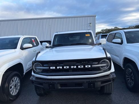 Used 2023 Ford Bronco Outer Banks image 2