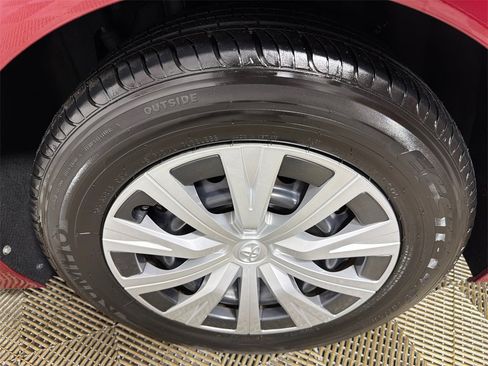 Used 2019 Toyota Camry LE image 20