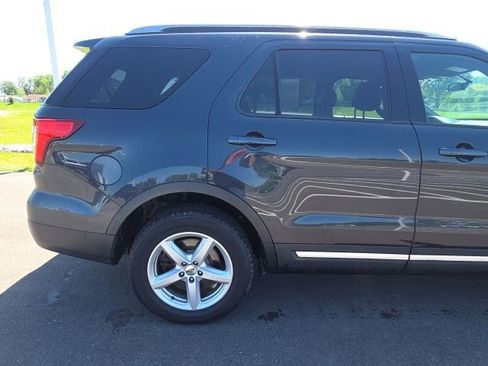 Used 2017 Ford Explorer XLT w/ Equipment Group 202A AWD/4WD image 7