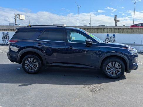 Used 2024 Nissan Pathfinder SV image 4