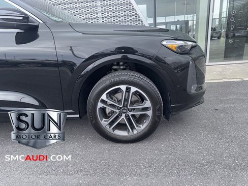 Used 2025 Audi Q5 Premium w/ Convenience Package image 3