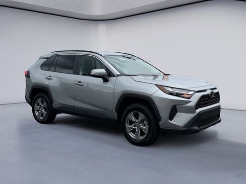 Used 2025 Toyota RAV4 XLE AWD/4WD image 7