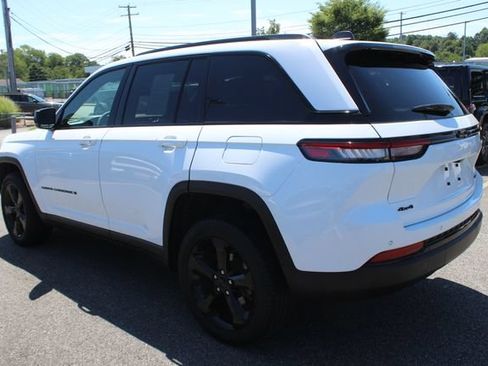 Used 2024 Jeep Grand Cherokee Limited w/ Black Appearance Package AWD/4WD image 30