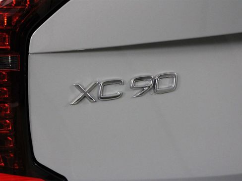New 2025 Volvo XC90 B6 Core w/ Protection Package Premier image 16
