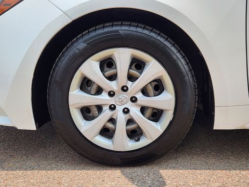 Used 2022 Toyota Corolla LE FWD image 19