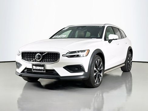 Certified 2024 Volvo V60 B5 Cross Country Ultimate w/ Protection Package Premier AWD/4WD image 3