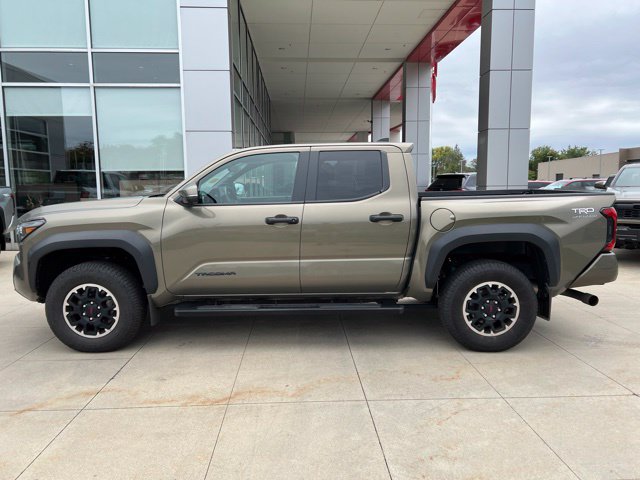 Used 2024 Toyota Tacoma TRD Off-Road w/ TRD Off Road Premium Package AWD/4WD image 4