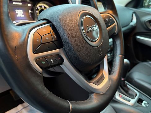 Used 2018 Jeep Cherokee Trailhawk image 12