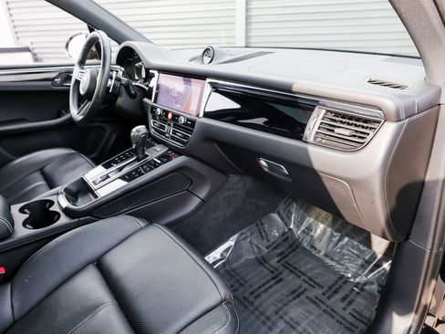 Certified 2024 Porsche Macan image 27