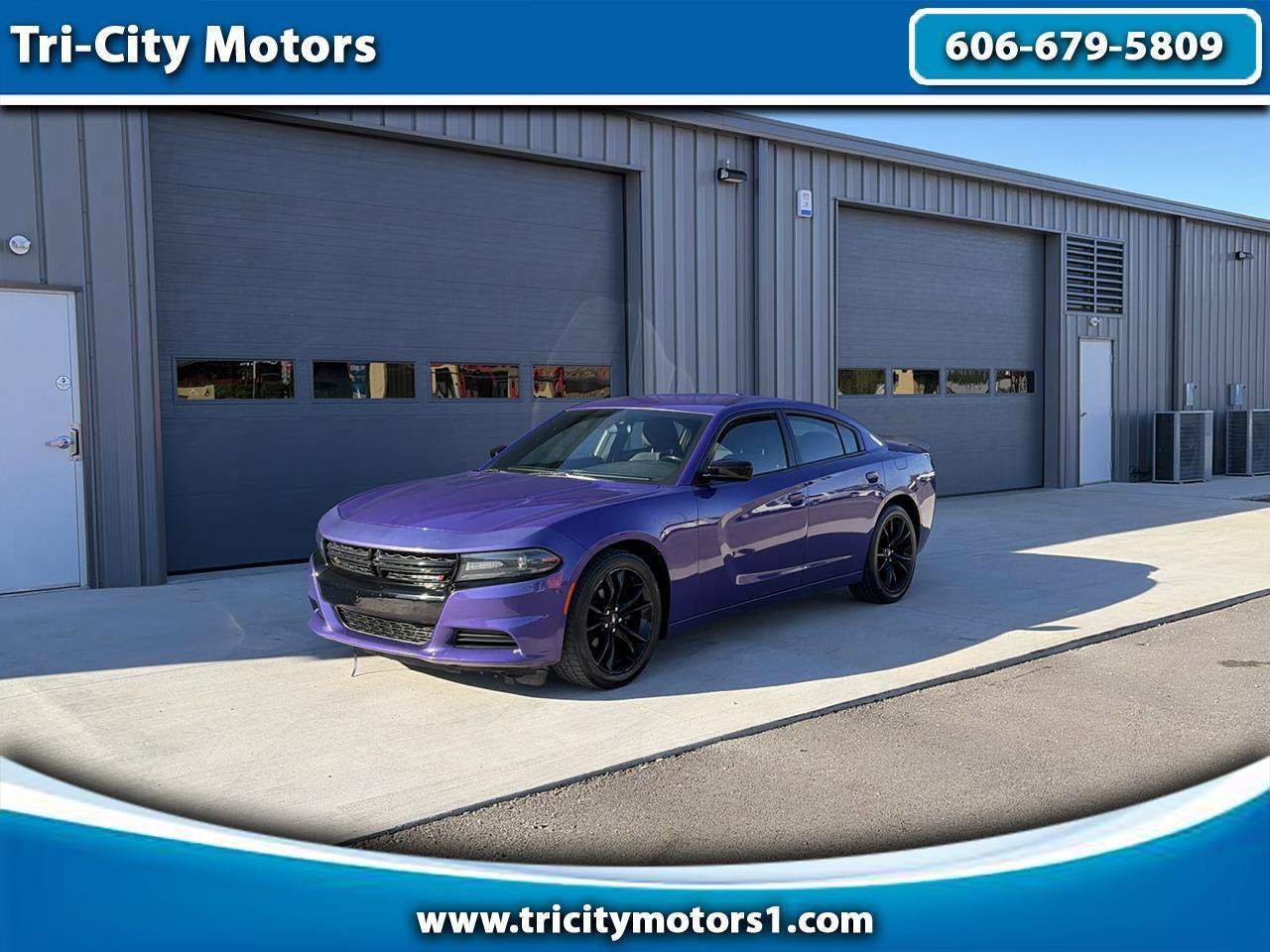 Used 2018 Dodge Charger SXT w/ Blacktop Package RWD image 1