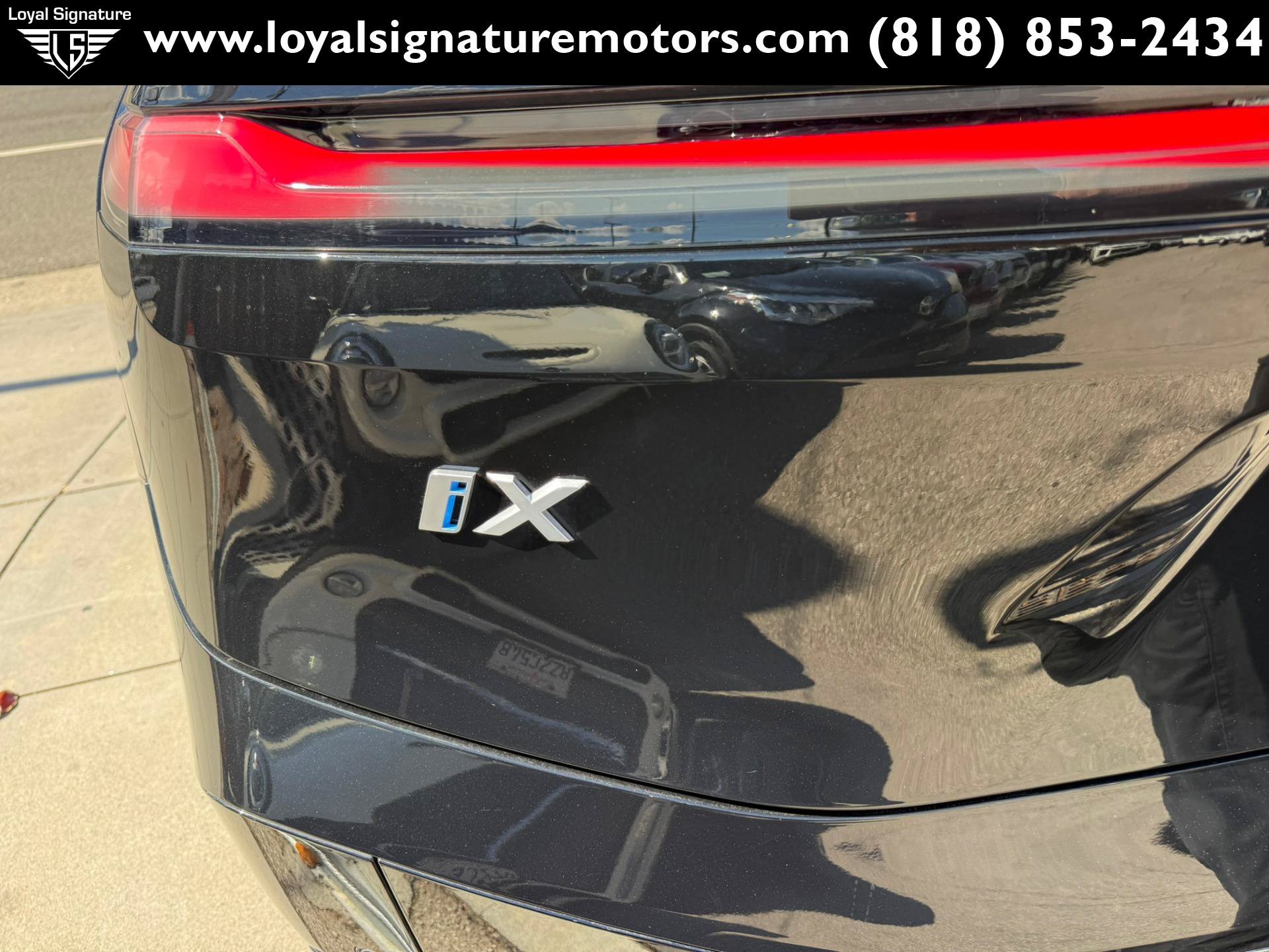 Used 2024 BMW iX xDrive50 w/ Sport Package AWD/4WD image 8