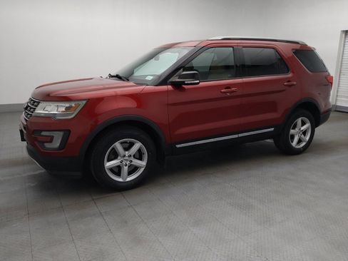 Used 2017 Ford Explorer XLT w/ Equipment Group 202A AWD/4WD image 2