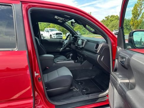 Used 2021 Toyota Tacoma TRD Off-Road w/ Technology Package AWD/4WD image 18