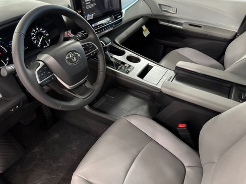 New 2026 Toyota Sienna XLE image 5