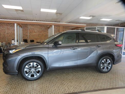 Used 2020 Toyota Highlander XLE FWD image 82