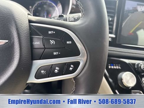 Used 2023 Chrysler Pacifica Limited FWD image 28