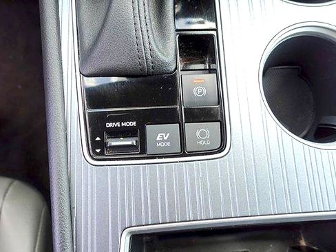 Used 2025 Toyota Sienna XLE FWD image 18