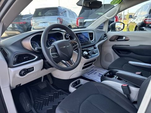Used 2017 Chrysler Pacifica Touring Plus FWD image 10