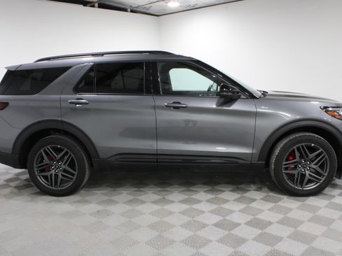 Used 2025 Ford Explorer ST-Line w/ ST-Line Street Pack AWD/4WD image 29